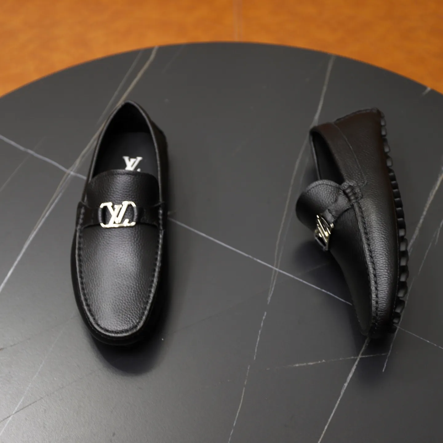 Ex-factory price: 480💰【LV】Louis Vuitton ⚠️High-end men’s driving and pedal series ⚠️38-44 (customized for 45) ⚠️All original cowhide leather! Thick and soft! Made entirely of calfskin lining! The latest non-slip beanie sole! Three-dimensional package technology! Fashionable and classic! Handicrafts! Original high quality! Feel free to compare!